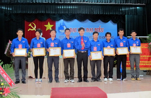 Bí thư Huyện Đoàn, Chủ tịch Hội LHTN Việt Nam huyện Đam Rông trao giấy khen cho các cá nhân tập thể xuất sắc